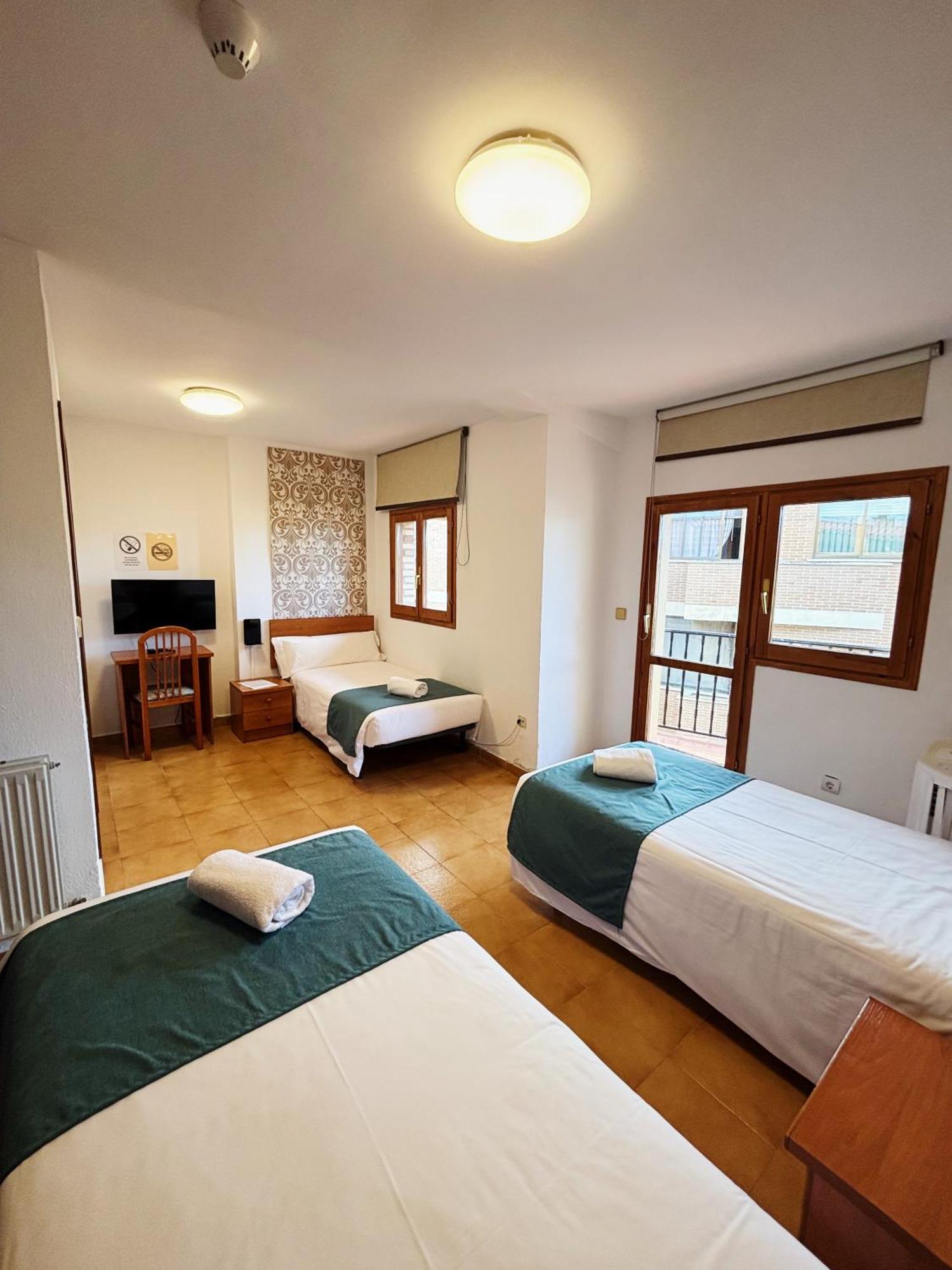 Hostal Legaz Funes Extérieur photo