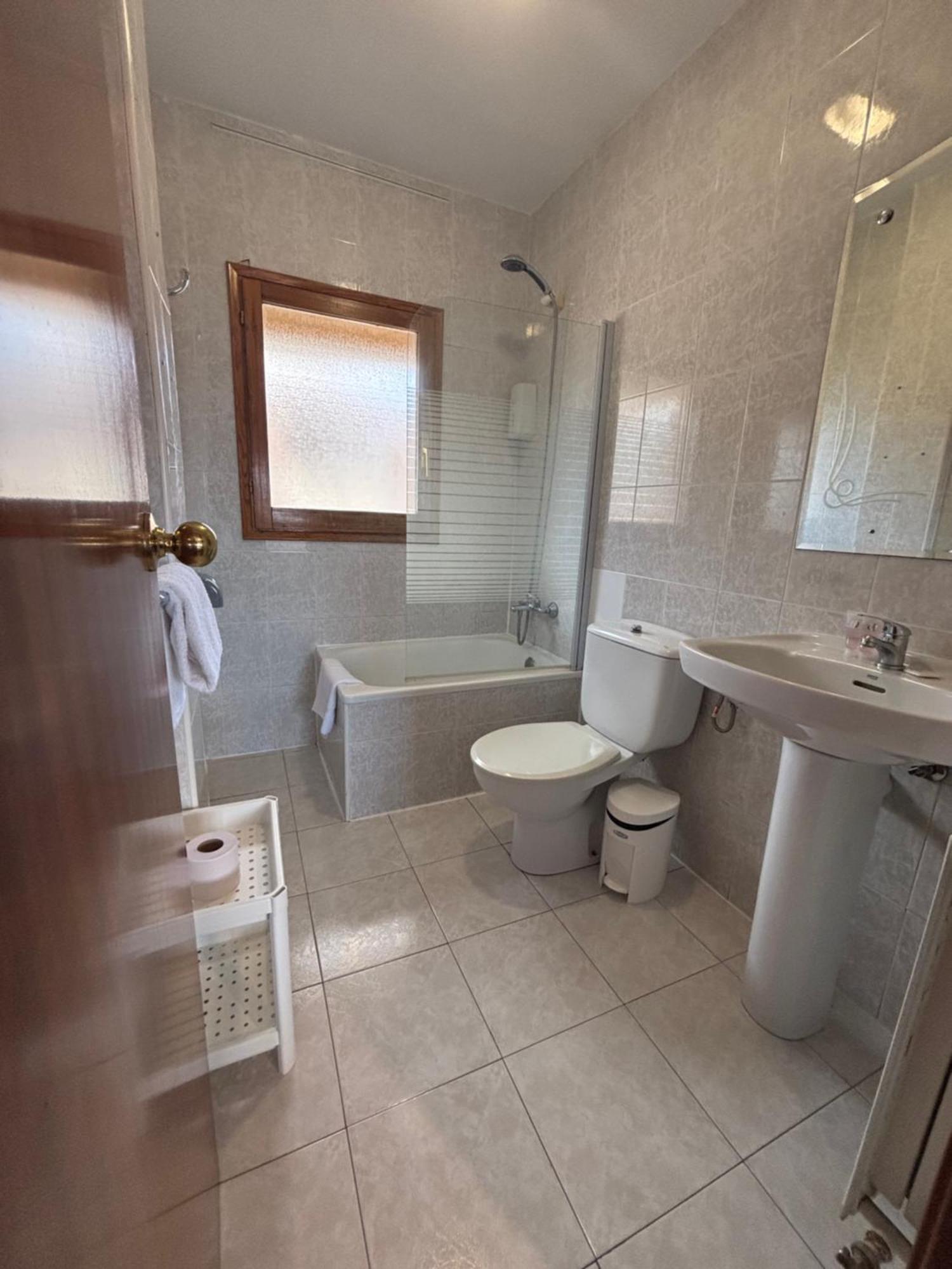 Hostal Legaz Funes Extérieur photo