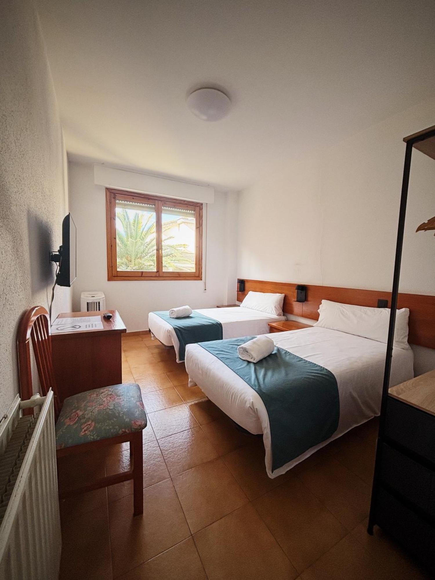 Hostal Legaz Funes Extérieur photo