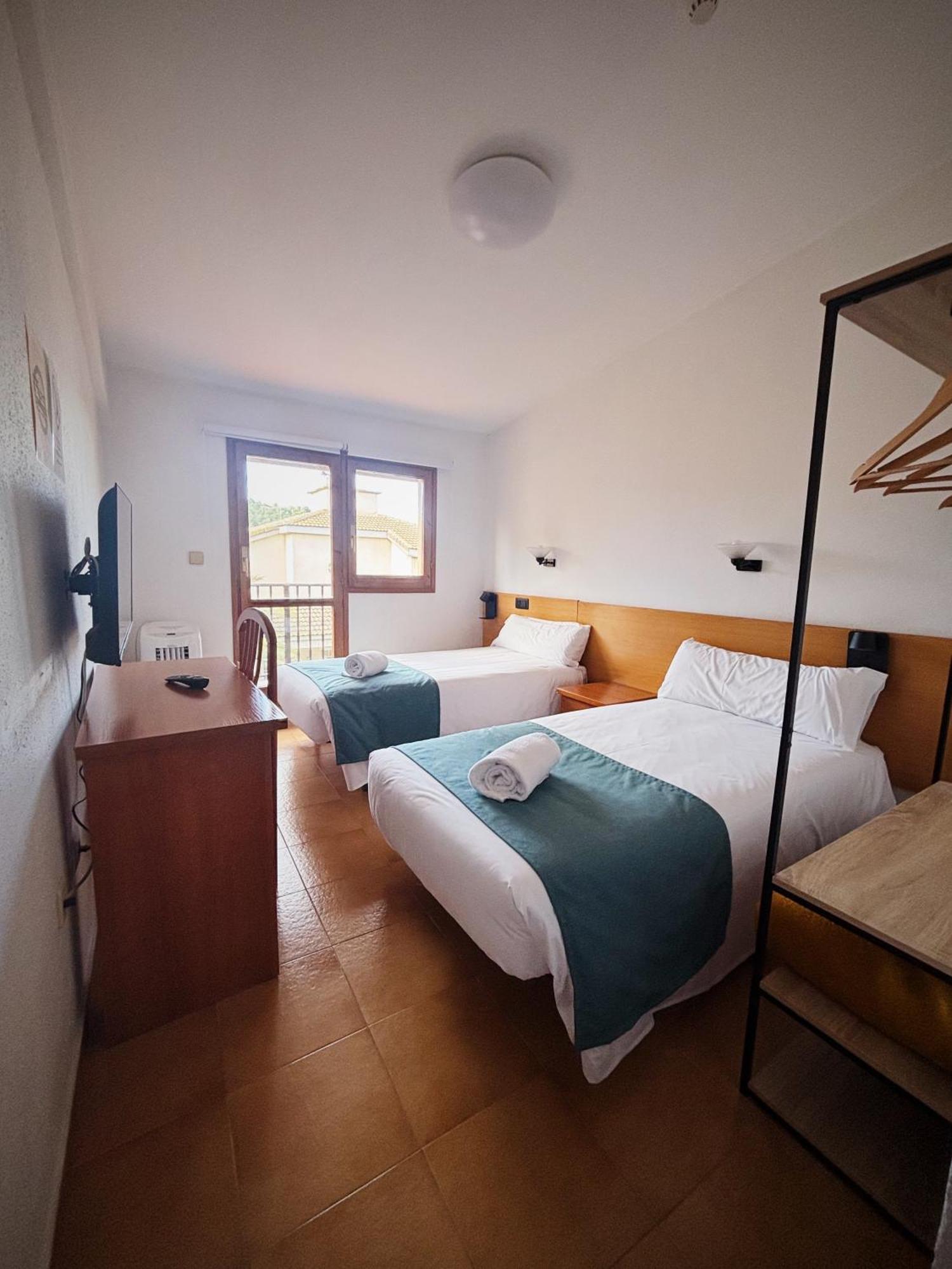 Hostal Legaz Funes Extérieur photo